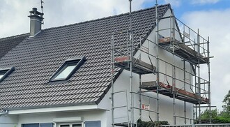 Ravalement de façade à Chéreng. Lavage HP, décontamination à la solution fongicide, sondage des surfaces, ouverture des zones sonnant creux; grattage des fers oxydés, passivation à la painture antirouille, rebouchage au mortier de résine, 2 couches de peinture acrylique extérieure